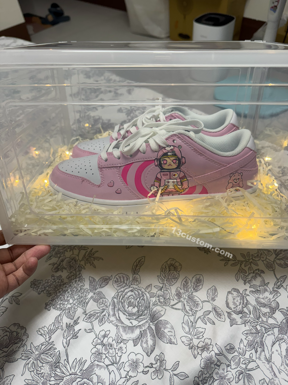 Sneaker Gift & Display Case – LED Lights + Anti-Yellowing Protection