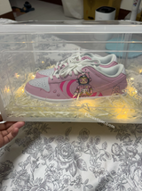Sneaker Gift & Display Case – LED Lights + Anti-Yellowing Protection